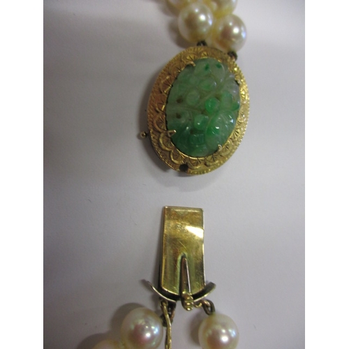 128 - A vintage cultured pearl necklace with 585 gold and jade clasp, approx. linear length 54cm, approx. ... 