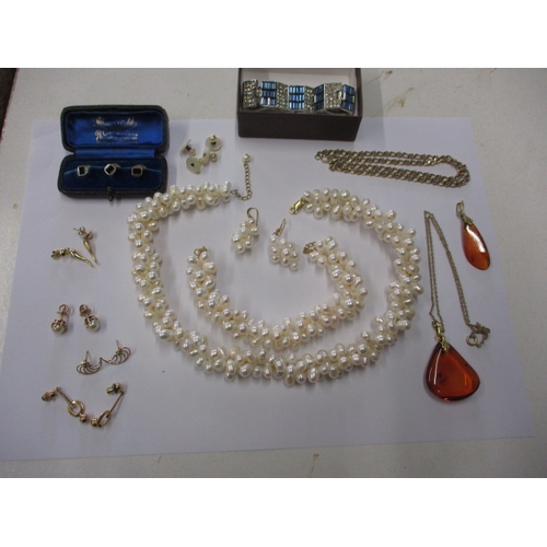 139 - A parcel of vintage costume jewellery to include a set of 9ct gold art deco collar studs and other g... 