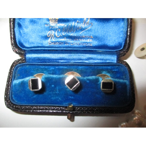 139 - A parcel of vintage costume jewellery to include a set of 9ct gold art deco collar studs and other g... 