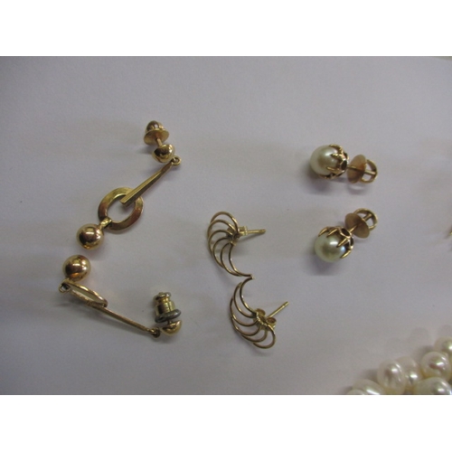 139 - A parcel of vintage costume jewellery to include a set of 9ct gold art deco collar studs and other g... 