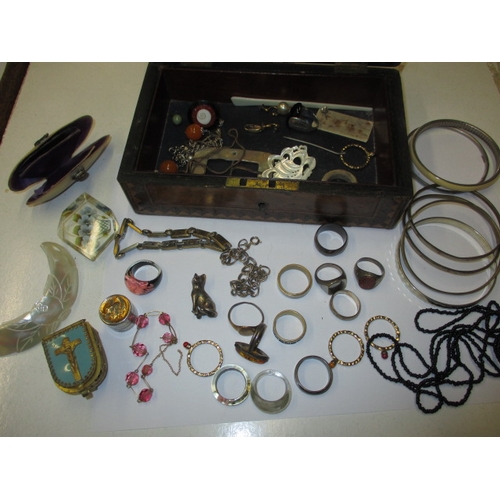 140 - A box of costume jewellery, to include numerous rings and other miscellanea, all in used condition