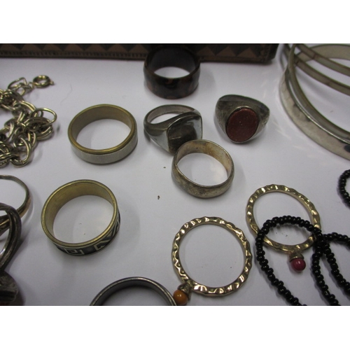 140 - A box of costume jewellery, to include numerous rings and other miscellanea, all in used condition