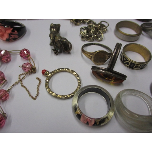 140 - A box of costume jewellery, to include numerous rings and other miscellanea, all in used condition