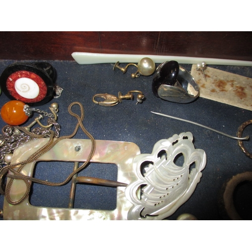 140 - A box of costume jewellery, to include numerous rings and other miscellanea, all in used condition