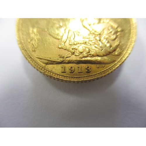 237 - A George V gold sovereign dated 1913, a circulated coin with fine definition of features