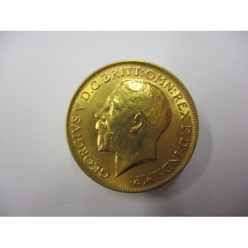 239 - A George V gold sovereign dated 1915, a circulated coin with fine definition of features