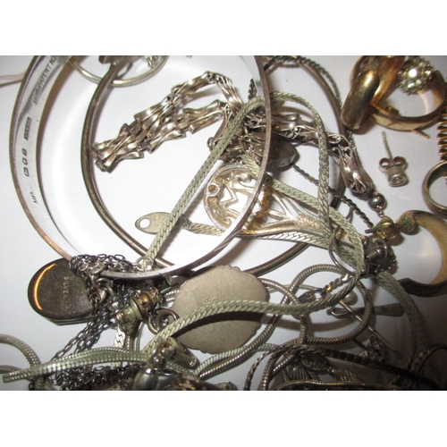 141 - A parcel of vintage costume jewellery, to include silver items, all in used condition