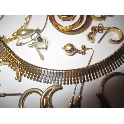 141 - A parcel of vintage costume jewellery, to include silver items, all in used condition