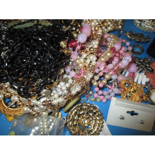 143 - A large quantity of costume jewellery, all in used condition