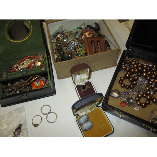 131 - A parcel of vintage costume jewellery to include yellow metal and items marked for gold and silver, ... 