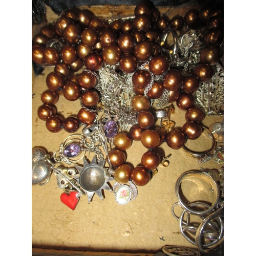 131 - A parcel of vintage costume jewellery to include yellow metal and items marked for gold and silver, ... 