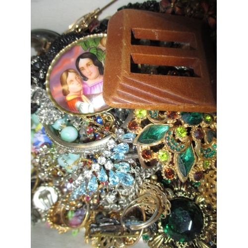 131 - A parcel of vintage costume jewellery to include yellow metal and items marked for gold and silver, ... 