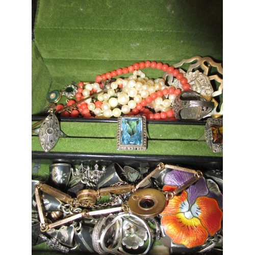 131 - A parcel of vintage costume jewellery to include yellow metal and items marked for gold and silver, ... 