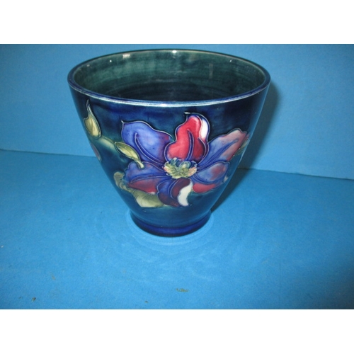 279 - A vintage Moorcroft vase in the anemone design, approx. height 11.5cm in good pre-owned condition wi... 