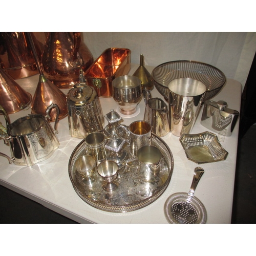 2 - A parcel of vintage metalwares to include copper and brass items, all in used condition