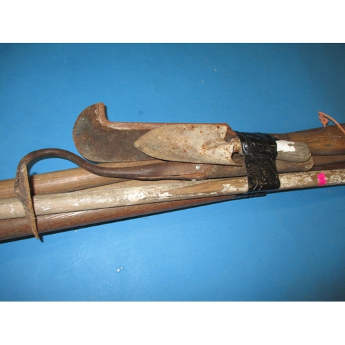 28 - A bundle of vintage garden tools, to include several types of hoe, all in used condition