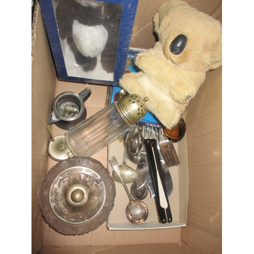 31 - A quantity of general clearance items, to include watches and a clock, all in used condition