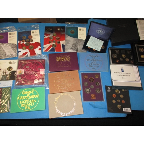 39 - A quantity of Royal Mint year coin sets, some proof others uncirculated, all in original presentatio... 