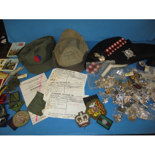 62 - A parcel of vintage military items, to include stay-bright and cloth insignia, all in good used cond... 