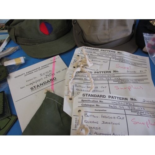 62 - A parcel of vintage military items, to include stay-bright and cloth insignia, all in good used cond... 