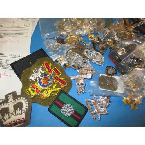 62 - A parcel of vintage military items, to include stay-bright and cloth insignia, all in good used cond... 