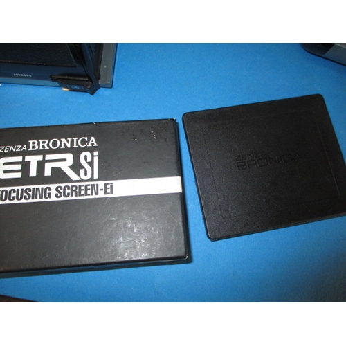 72 - A Bronica ETR Si 120 camera, in hard case with lenses and other accessories, in good used condition,... 