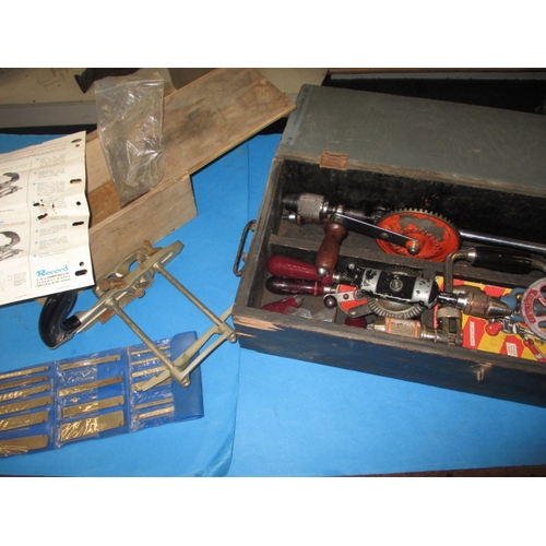 76 - A quantity of vintage cabinet makers tools, to include a Record combination plane with assorted blad... 