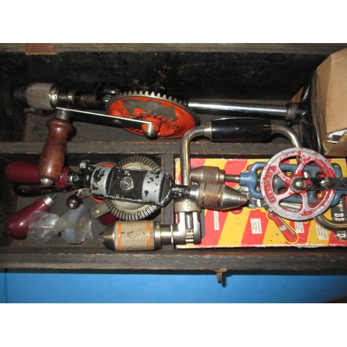 76 - A quantity of vintage cabinet makers tools, to include a Record combination plane with assorted blad... 