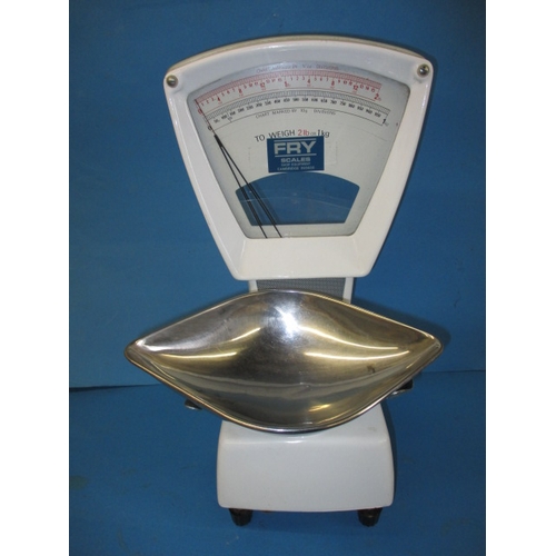 81 - A set of 1970s shop counter scales, with imperial and metric reading, in pre-owned working order