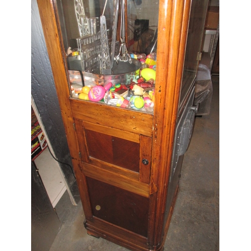 91 - A vintage coin operated grab crane arcade machine, being a continental model, in current working ord... 