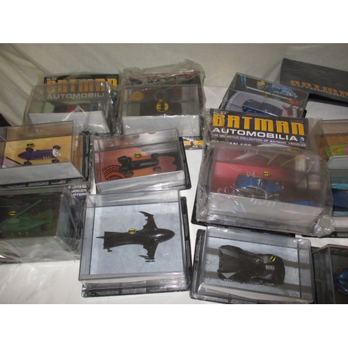 107 - A parcel of Batman DC Comics Eaglemoss collectables, to include vehicles magazines and binders