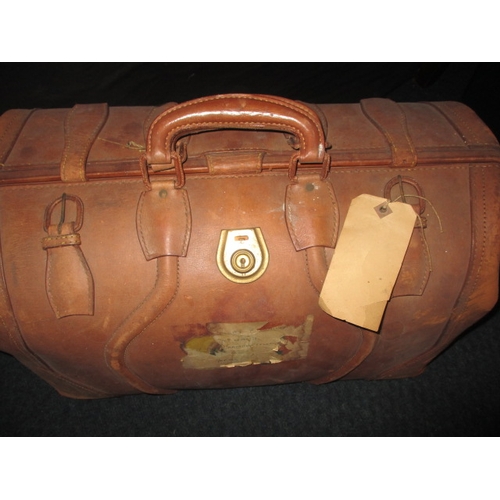 217 - A vintage leather gladstone bag and a small leather suit case, both in used condition