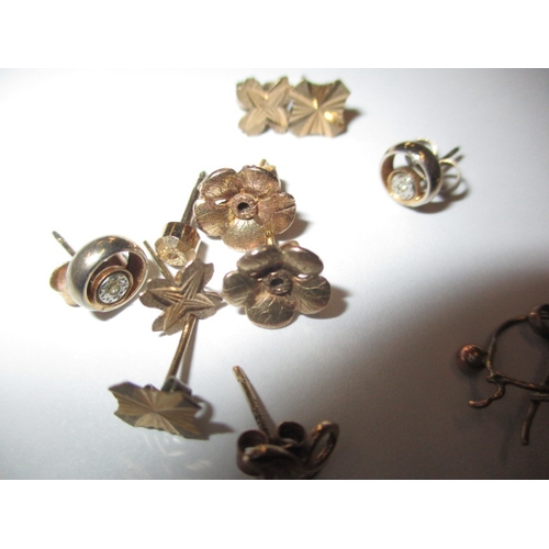 63 - A parcel of gold and yellow metal jewellery items, most items marked for 9ct, some damages, approx. ... 