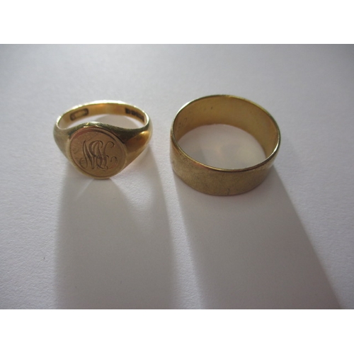 32 - A vintage 9ct yellow gold wedding band and a signet ring, approx. ring size of band ‘T+’, approx. wi... 