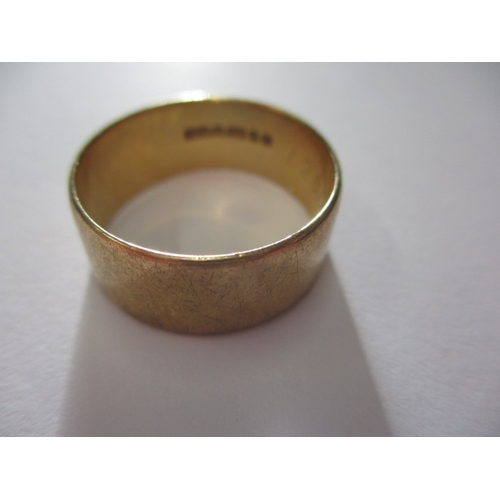 32 - A vintage 9ct yellow gold wedding band and a signet ring, approx. ring size of band ‘T+’, approx. wi... 