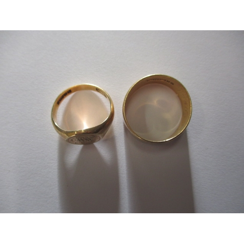 32 - A vintage 9ct yellow gold wedding band and a signet ring, approx. ring size of band ‘T+’, approx. wi... 