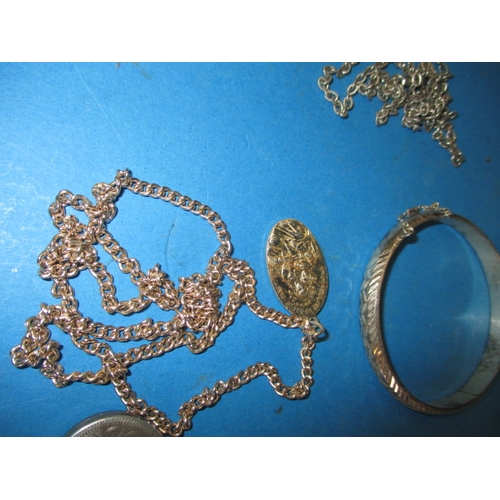 228 - A small parcel of vintage costume jewellery, to include some silver items, all in used condition