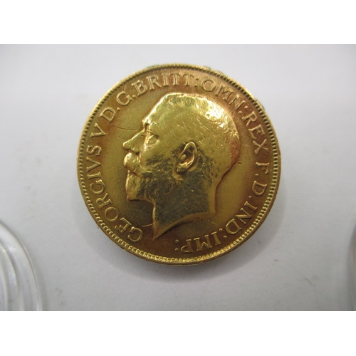 90 - A George V gold sovereign dated 1925, a circulated coin with fine definition of features