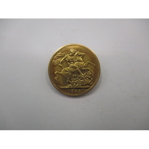 90 - A George V gold sovereign dated 1925, a circulated coin with fine definition of features