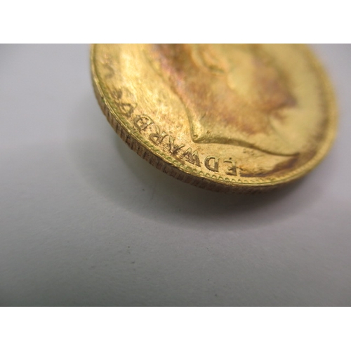 92 - An Edward VII gold sovereign dated 1907, a circulated coin with good definition of features