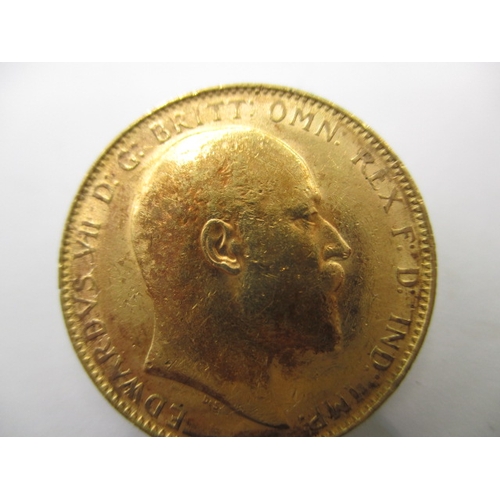 92 - An Edward VII gold sovereign dated 1907, a circulated coin with good definition of features