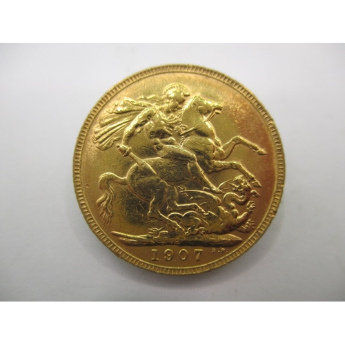 92 - An Edward VII gold sovereign dated 1907, a circulated coin with good definition of features