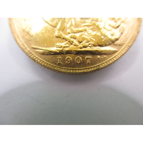 92 - An Edward VII gold sovereign dated 1907, a circulated coin with good definition of features