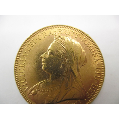 93 - A Victorian gold sovereign dated 1900, a circulated coin with fine definition of features