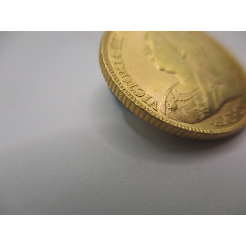 93 - A Victorian gold sovereign dated 1900, a circulated coin with fine definition of features