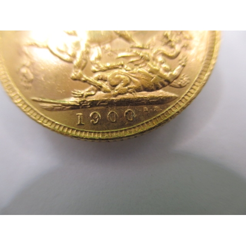 93 - A Victorian gold sovereign dated 1900, a circulated coin with fine definition of features