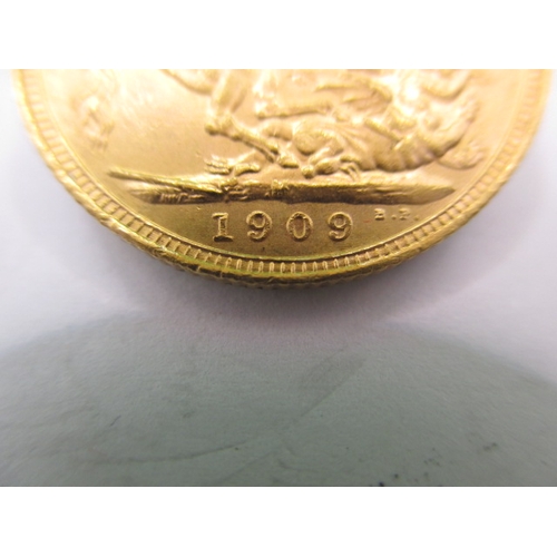 108 - An Edward VII full gold sovereign dated 1909, a circulated coin with very fine definition of feature... 