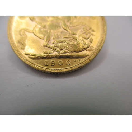 112 - An Edward VII full gold sovereign dated 1906, a circulated coin with fine definition of features