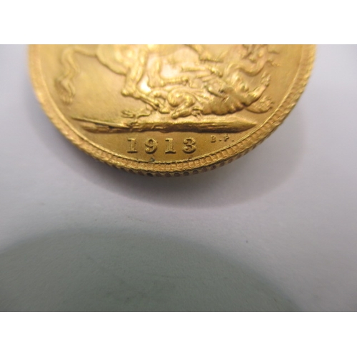 117 - A George V full gold sovereign dated 1913, a circulated coin with very fine definition of features