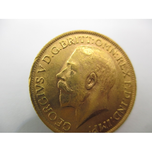 120 - A George V full gold sovereign dated 1915, a circulated coin with very fine definition of features, ... 